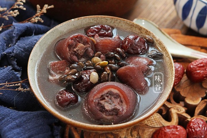 冬天进补喝【黑豆猪尾汤】满满胶质，滋补暖身1