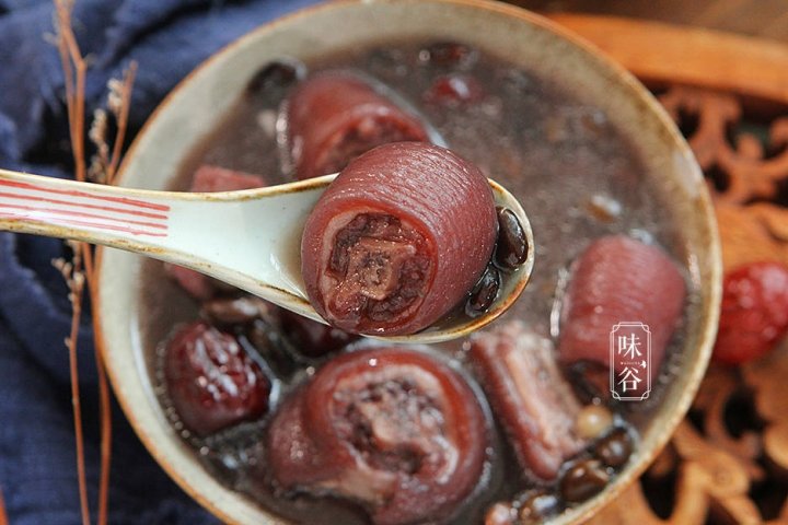 冬天进补喝【黑豆猪尾汤】满满胶质，滋补暖身2