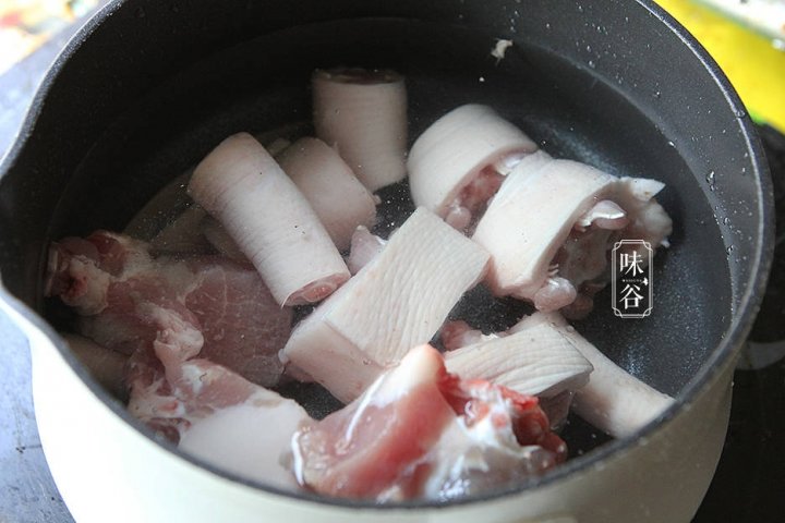 冬天进补喝【黑豆猪尾汤】满满胶质，滋补暖身5