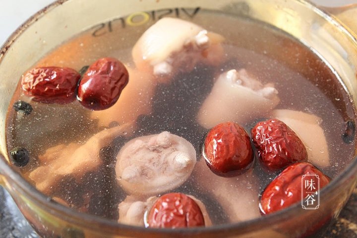 冬天进补喝【黑豆猪尾汤】满满胶质，滋补暖身7