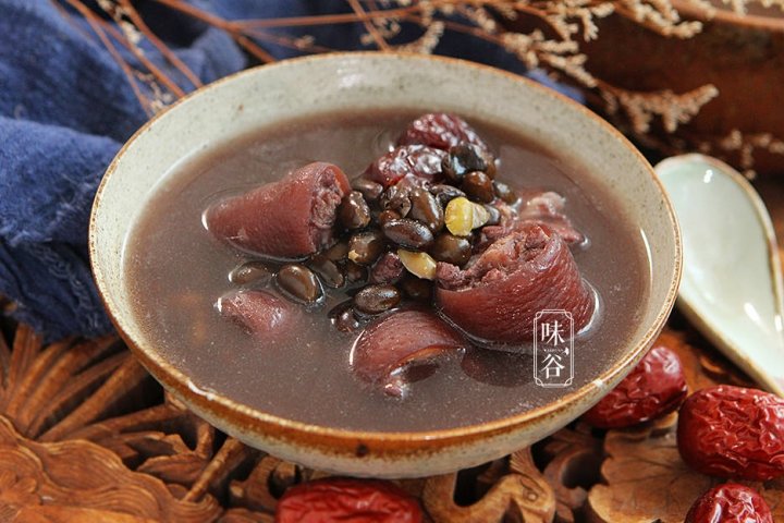 冬天进补喝【黑豆猪尾汤】满满胶质，滋补暖身9