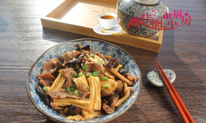 冬天进补吃【木耳腐竹蟹味菇炒牛肉】鲜美营养又下饭1
