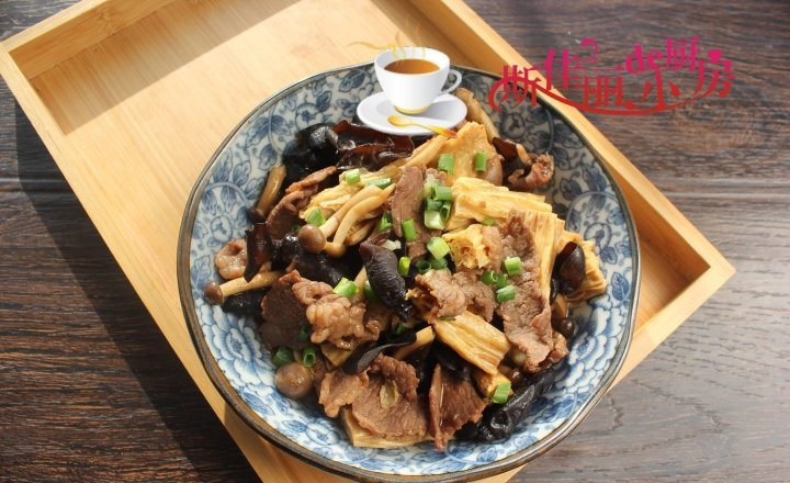 冬天进补吃【木耳腐竹蟹味菇炒牛肉】鲜美营养又下饭2