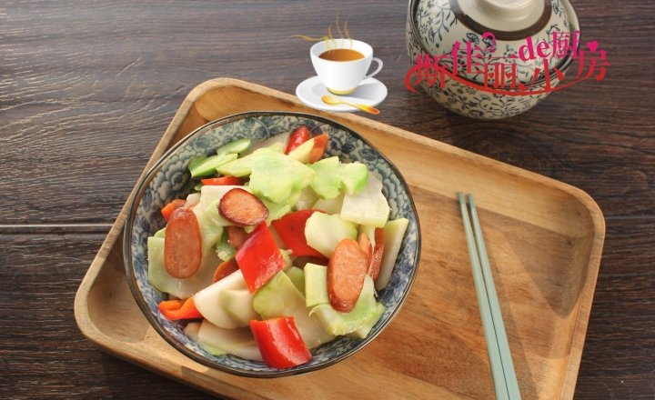 冬天别总吃太荤，来一盘去燥助消化的【红椒香肠炒儿菜】1