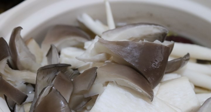 冬天来碗【鲜菇鸡汤】鲜甜可口，滋补又抗寒10
