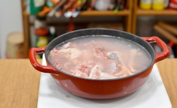 北方冬天来一锅【老母鸡炖栗子】肉烂汤浓味香10