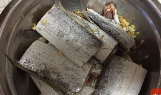 最佳食疗佳品，油润肥美的【葱姜爆带鱼】4