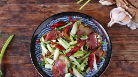推荐一道荞头的家常做法：荞头炒腊肉2