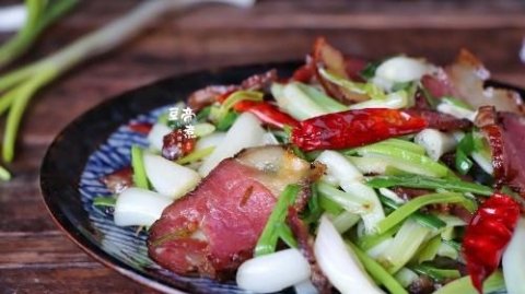 推荐一道荞头的家常做法：荞头炒腊肉3