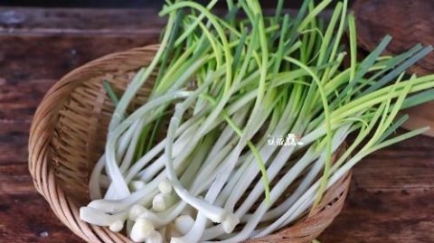 推荐一道荞头的家常做法：荞头炒腊肉4