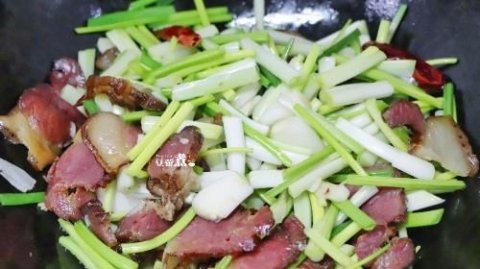 推荐一道荞头的家常做法：荞头炒腊肉8