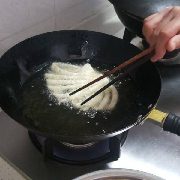 炸馓子怎么和面-炸馓子的做法7