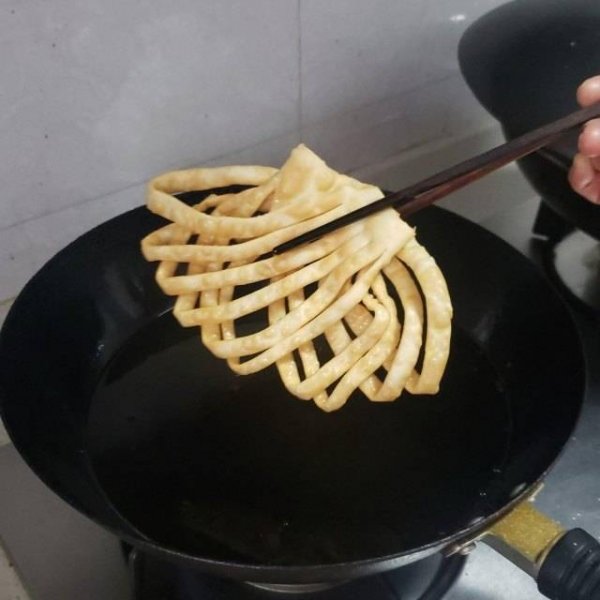 炸馓子怎么和面-炸馓子的做法8