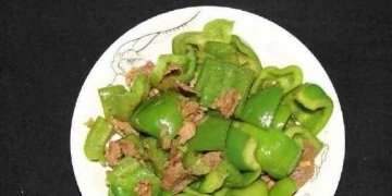 青椒炒肉先炒青椒还是先炒...
