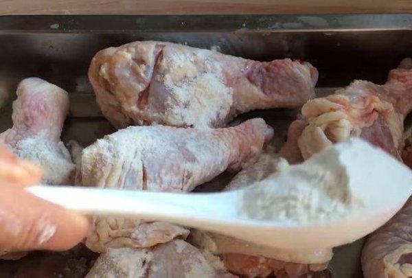 鸡腿脱骨的方法-鸡腿怎么做才软烂3