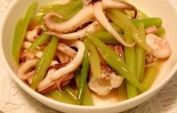 鱿鱼炒芹菜怎么炒好吃-鱿鱼炒芹菜的做法1