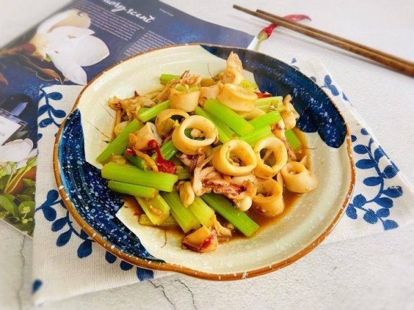 鱿鱼炒芹菜怎么炒好吃-鱿鱼炒芹菜的做法2