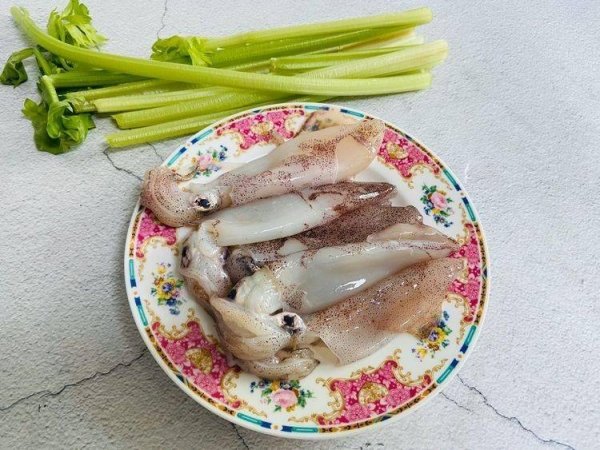 鱿鱼炒芹菜怎么炒好吃-鱿鱼炒芹菜的做法3
