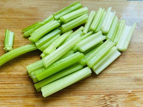 鱿鱼炒芹菜怎么炒好吃-鱿鱼炒芹菜的做法7