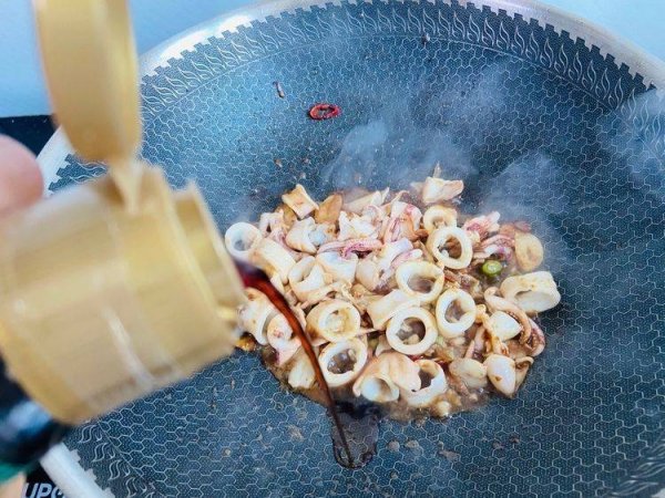 鱿鱼炒芹菜怎么炒好吃-鱿鱼炒芹菜的做法17