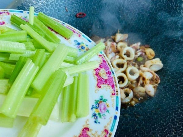 鱿鱼炒芹菜怎么炒好吃-鱿鱼炒芹菜的做法18