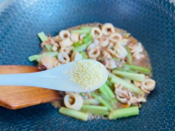 鱿鱼炒芹菜怎么炒好吃-鱿鱼炒芹菜的做法19