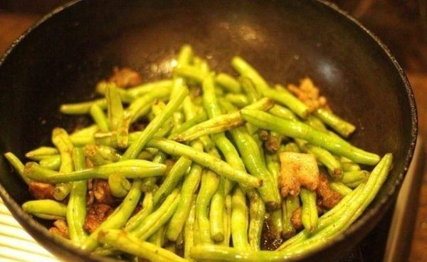 豆角烧肉焖面怎么做好吃-豆角烧肉焖面的家常做法5