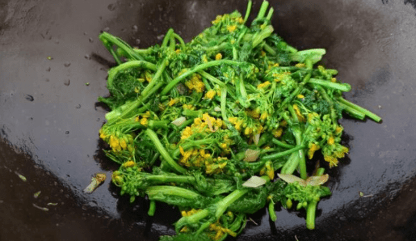 油菜花怎么做好吃-炝炒油菜花的做法3