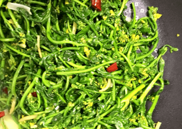 油菜花怎么做好吃-炝炒油菜花的做法5