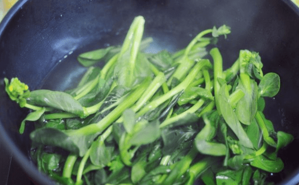 油菜花怎么做好吃-炝炒油菜花的做法7