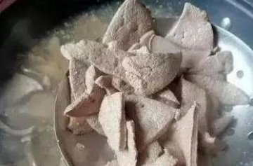 猪肝怎么做好吃-炒猪肝是先焯水还是先腌制1