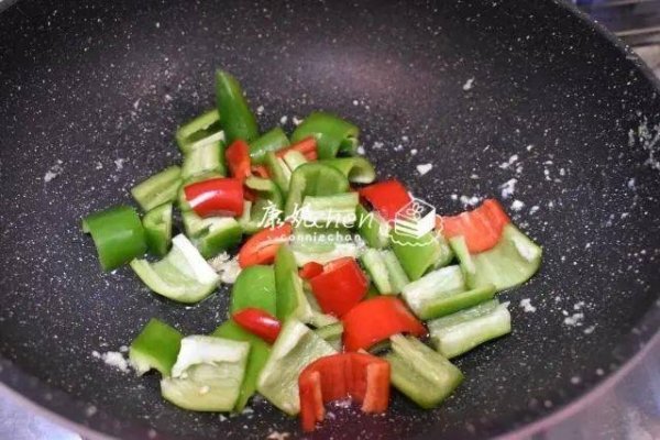 青椒炒鱿鱼怎么做好吃-青椒炒鱿鱼的家常做法9