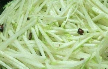 炒萝卜丝要不要焯水-炒萝卜丝的家常做法2