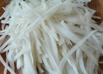 炒萝卜丝要不要焯水-炒萝卜丝的家常做法3