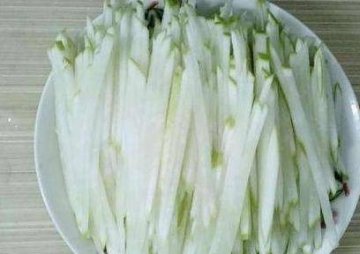 炒萝卜丝要不要焯水-炒萝卜丝的家常做法4