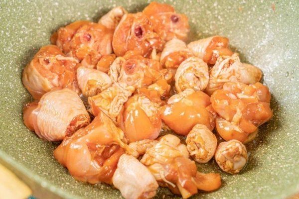 酸菜炖鸡腿怎么做好吃窍门-酸菜鸡腿煲的做法6