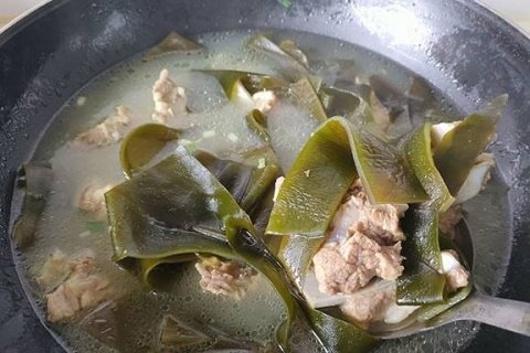 春天小孩喝排骨海带汤好吗-海带排骨汤的做法2