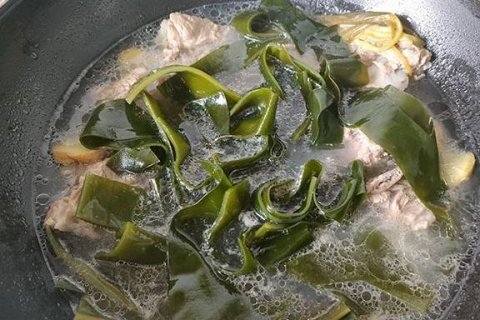 春天小孩喝排骨海带汤好吗-海带排骨汤的做法7