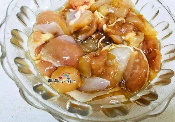 毛豆米烧鸡腿肉怎么烧好吃-毛豆米烧鸡腿肉的做法3