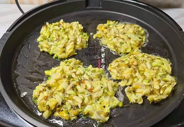 槐花煎蛋怎么做-槐花煎蛋的做法6