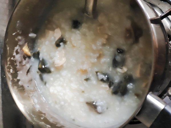 皮蛋咸蛋粥怎么做-皮蛋咸蛋粥的做法9
