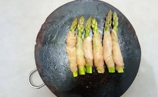 刮油最狠的食物-鸡肉芦笋卷的做法7
