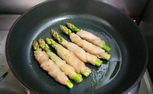 刮油最狠的食物-鸡肉芦笋卷的做法9