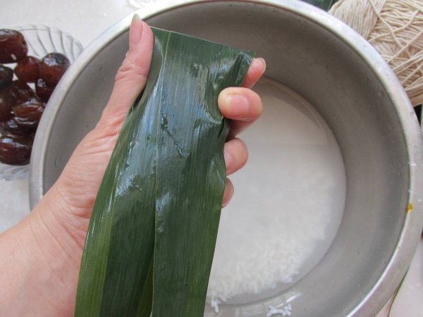 蜜枣粽子煮多长时间能煮熟-四角粽的包法步骤10