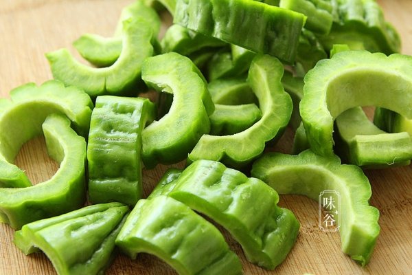 黄豆苦瓜排骨汤的功效-黄豆苦瓜排骨汤的做法6