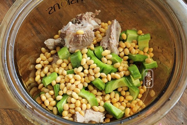 黄豆苦瓜排骨汤的功效-黄豆苦瓜排骨汤的做法7