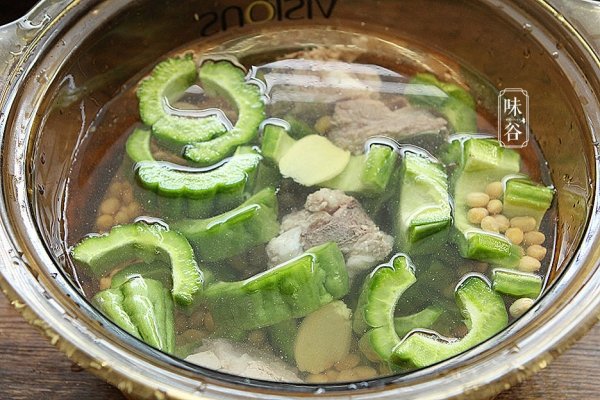 黄豆苦瓜排骨汤的功效-黄豆苦瓜排骨汤的做法8