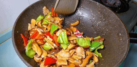 香菇炒肉要不要焯水-香菇炒肉怎么做10