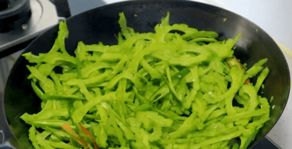 干煸苦瓜怎么做好吃-川味干煸苦瓜的做法4