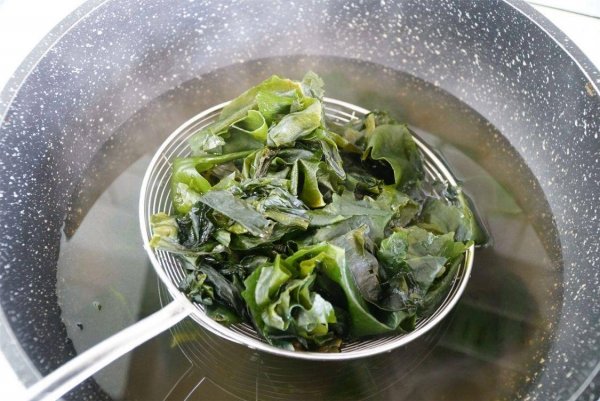 凉拌裙带菜要焯水吗-凉拌裙带菜的做法8